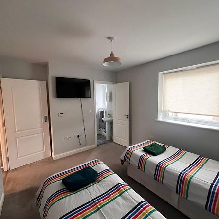 Whyte, Modern 3 Bed House With Garden, Sleeps 9, Free Parking, Sittingbourne City Centre, Kent Bagian luar foto