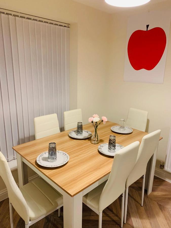 Whyte, Modern 3 Bed House With Garden, Sleeps 9, Free Parking, Sittingbourne City Centre, Kent Bagian luar foto
