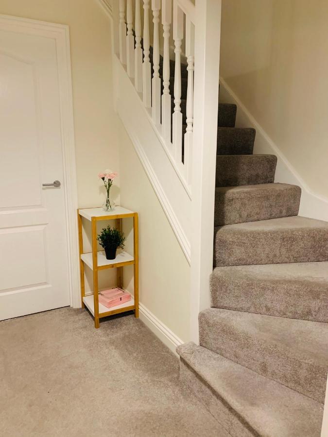Whyte, Modern 3 Bed House With Garden, Sleeps 9, Free Parking, Sittingbourne City Centre, Kent Bagian luar foto