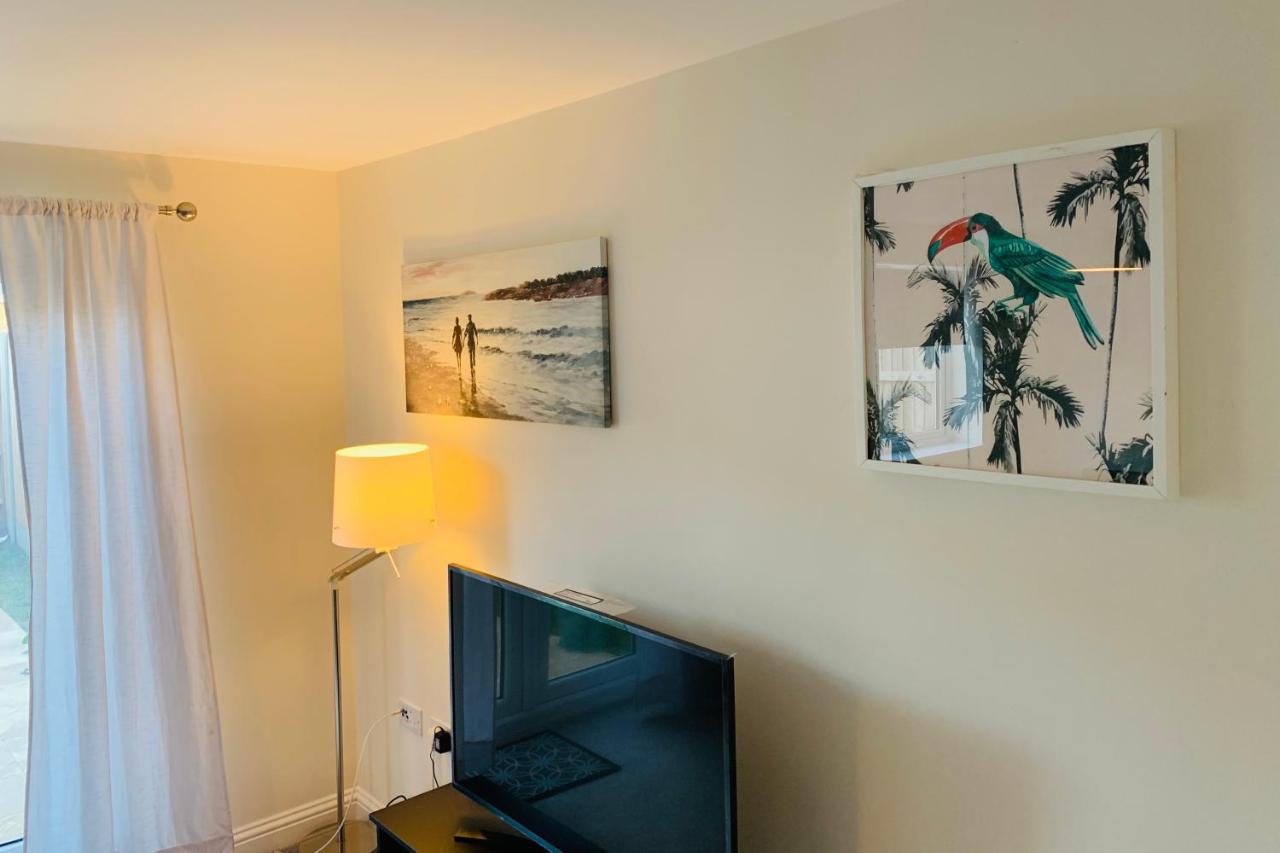 Whyte, Modern 3 Bed House With Garden, Sleeps 9, Free Parking, Sittingbourne City Centre, Kent Bagian luar foto