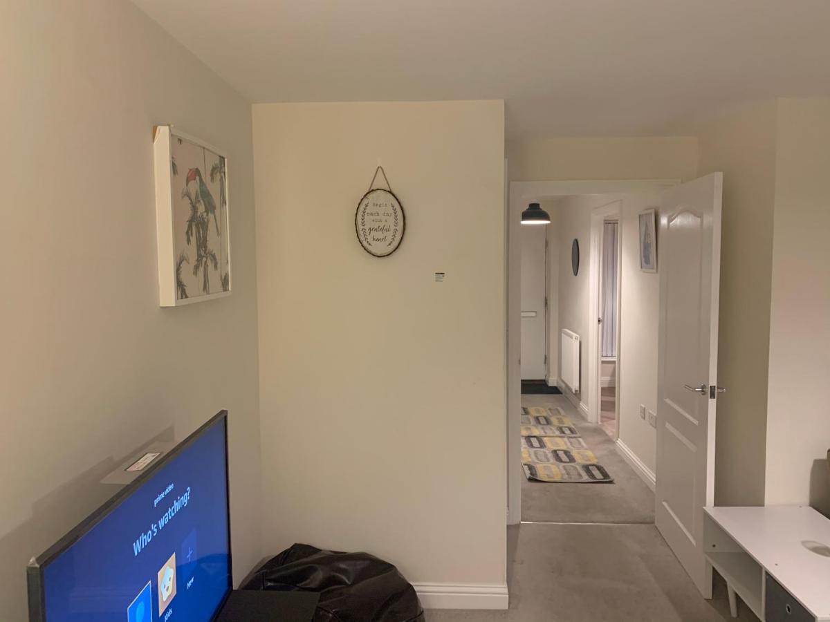 Whyte, Modern 3 Bed House With Garden, Sleeps 9, Free Parking, Sittingbourne City Centre, Kent Bagian luar foto